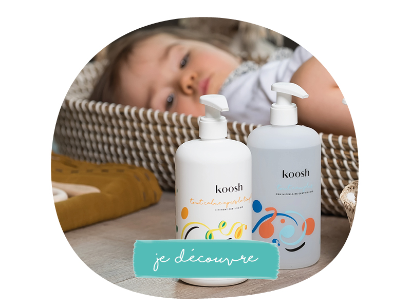 bébé qui regarde des produits pour hygiène bébé